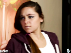 Массажистка с маленькой грудью Zoey Foxx пробует сперму на вкус