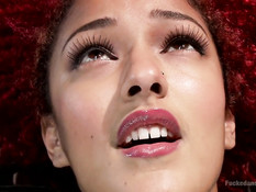 Он привязал и оттрахал шлюшку с красными волосами Daisy Ducati