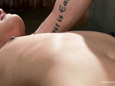 Он привязал и оттрахал шлюшку с красными волосами Daisy Ducati