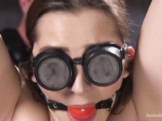 Господин порет связанную шлюшку с волосатой пиздой Dani Daniels