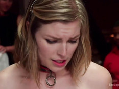 Двух связанных секс рабынь блондинок отъебали во все отверстия