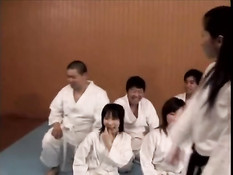 Инструктор по каратэ на татами ебёт молодую японскую спортсменку