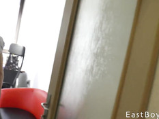 Снял шорты с молодого гея в бейсболке и подрочил пенис в офисе