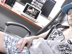 Снял шорты с молодого гея в бейсболке и подрочил пенис в офисе