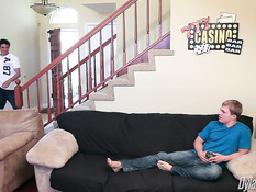 Кудрявый гей отсосал член бойфренду и дал оттрахать себя в очко