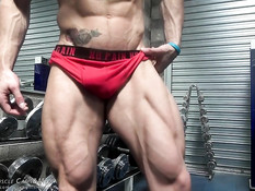 Мускулистый гомосексуальный мужчина показывает красивое тело