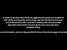 Спортивные геи отсасывали друг другу на кровати и трахали в очко