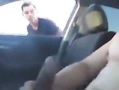 Молодой парень сел в автомобиль к голому гею и отсосал ему член