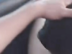 Молодой парень сел в автомобиль к голому гею и отсосал ему член