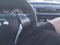 Молодой парень сел в автомобиль к голому гею и отсосал ему член