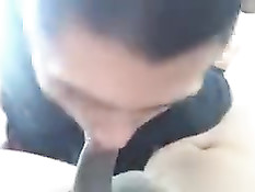 Молодой парень сел в автомобиль к голому гею и отсосал ему член