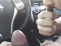 Молодой парень сел в автомобиль к голому гею и отсосал ему член