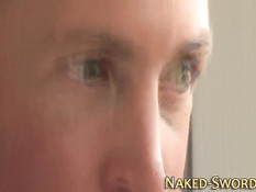 Спортивные мужчины геи с волосатой грудью дрочат друг на друга