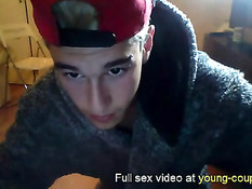 Гомосексуальные друзья позируют в голом виде и отсасывают член