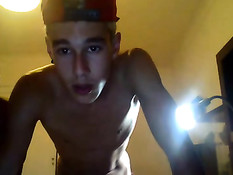 Гомосексуальные друзья позируют в голом виде и отсасывают член