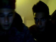 Гомосексуальные друзья позируют в голом виде и отсасывают член