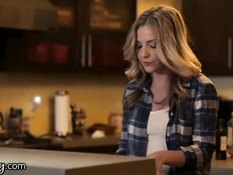 Лесби брюнетка Riley Reid трётся об письку блондинки Karla Kush