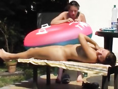 Эти обнажённые молодые лесбиянки летом весело проводят время