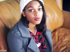 Мужчина вибратором доводит до сквирта мулаточку с татуировками