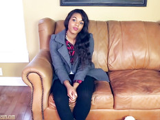 Мужчина вибратором доводит до сквирта мулаточку с татуировками