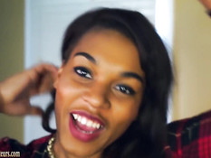 Мужчина вибратором доводит до сквирта мулаточку с татуировками