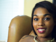 Мужчина вибратором доводит до сквирта мулаточку с татуировками