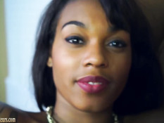 Мужчина вибратором доводит до сквирта мулаточку с татуировками