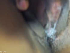 Мужчина вибратором доводит до сквирта мулаточку с татуировками