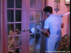 Порно актёр Peter North трахает на полу мулатку и белую подружку