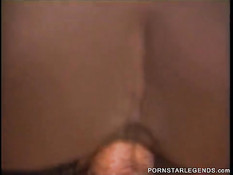 Порно актёр Peter North трахает на полу мулатку и белую подружку