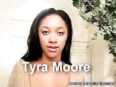 Мулатка с большой грудью играет с вибратором и ебётся с парнем