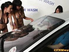 Полуголые девки в бикини помыли парню машину и сделали минет