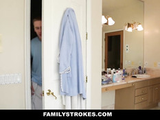 Кудрявая молодая девка дрочит парню хуй и ебётся раком в ванной