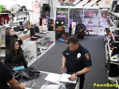 Молодой воровке в очках пришлось ебаться с продавцом в магазине