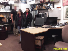 Молодой воровке в очках пришлось ебаться с продавцом в магазине