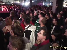 Красивое лесбийское секс шоу двух блондинок на большой сцене