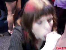 Молодые европейские шалавы отсасывают и дрочат на вечеринке