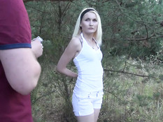 21-летнюю блондинку с маленькой грудью и тату оттрахали в лесу