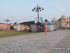 Сиськастая русская брюнетка Лада гуляет по городу в голом виде