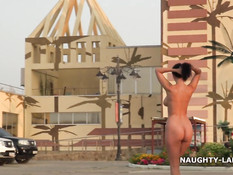 Сиськастая русская брюнетка Лада гуляет по городу в голом виде