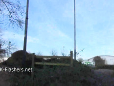 Английская брюнетка на скамейке в парке теребит взмокшую киску