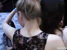 Развратный групповой секс на шумной вечеринке в ночном клубе