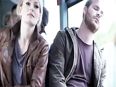 Парень в автобусе прислонился к сиськам сексуальной блондинки