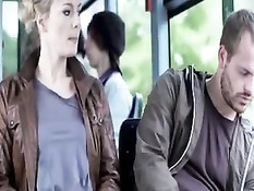 Парень в автобусе прислонился к сиськам сексуальной блондинки