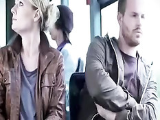 Парень в автобусе прислонился к сиськам сексуальной блондинки
