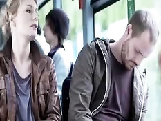 Парень в автобусе прислонился к сиськам сексуальной блондинки