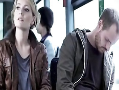 Парень в автобусе прислонился к сиськам сексуальной блондинки