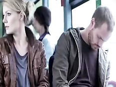 Парень в автобусе прислонился к сиськам сексуальной блондинки