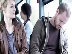 Парень в автобусе прислонился к сиськам сексуальной блондинки