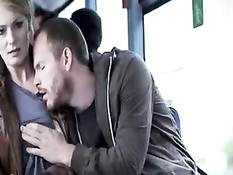 Парень в автобусе прислонился к сиськам сексуальной блондинки
